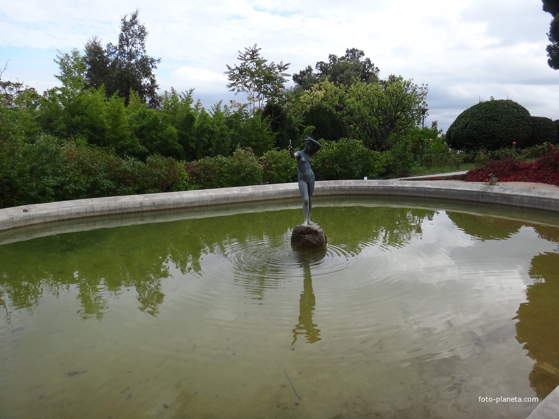 Княгиня Анна Голицына построила здесь дачу «Розовый дом» и разбила сад. В 1880-х гг. имение приобрёл князь Феликс Юсупов-старший. В 1909 г. Феликс Юсупов-младший перестроил дачу в полноценный дворец. Скульптура русалки в бассейне перед дворцом.