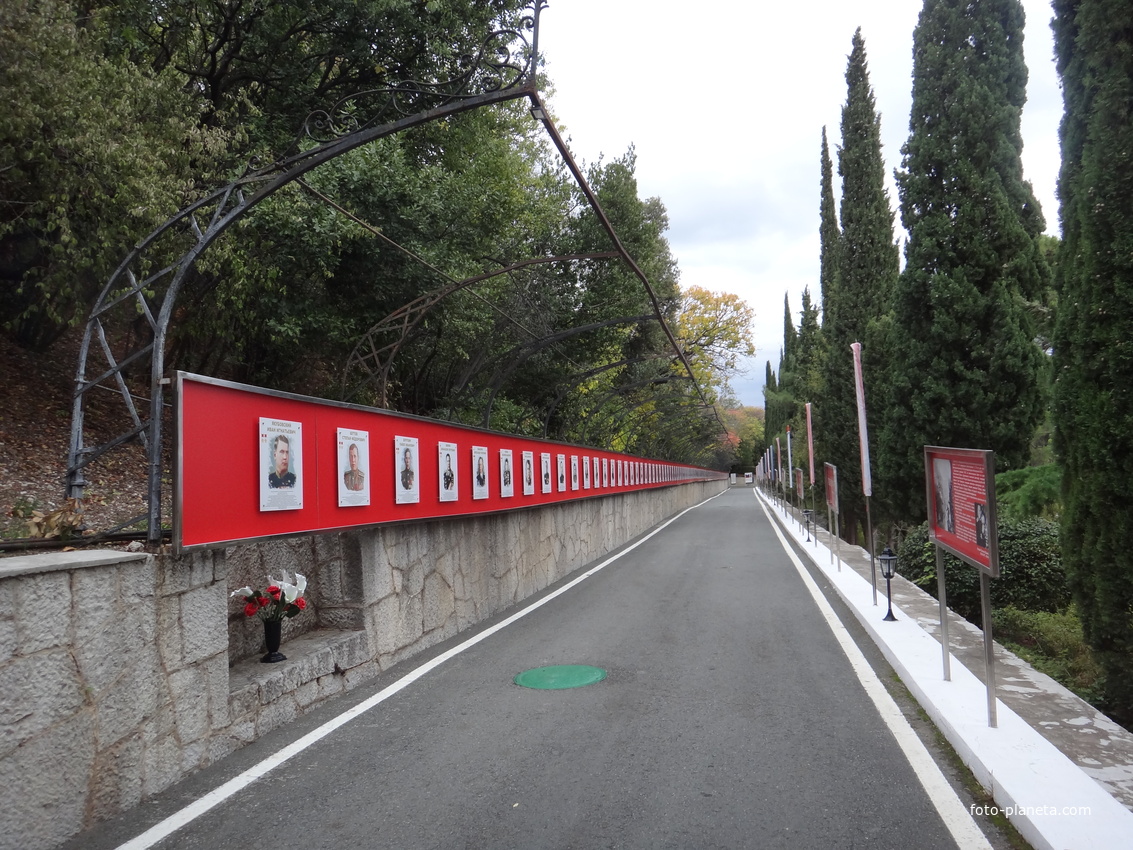 Архитектурно-парковый комплекс Юсуповского дворца в посёлке Кореиз. Аллея памяти. Длина — 1418 м., столько дней длилась Великая Отечественная война. На аллее размещено 122 портрета Героев ВОВ. Над портретами простирается георгиевская лента.