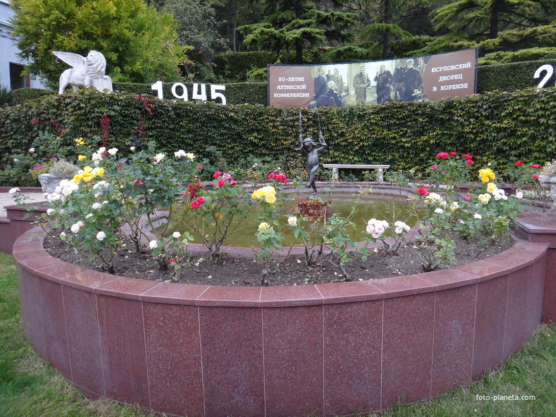 Княгиня Анна Голицына построили дачу «Розовый дом» и разбила сад. В 1880-х гг. имение приобрёл князь Ф. Юсупов-старший. В 1909 г. Ф. Юсупов-младший перестроил дачу во дворец.  Фонтан "Мальчик с рыбками" на территории перед дворцом.