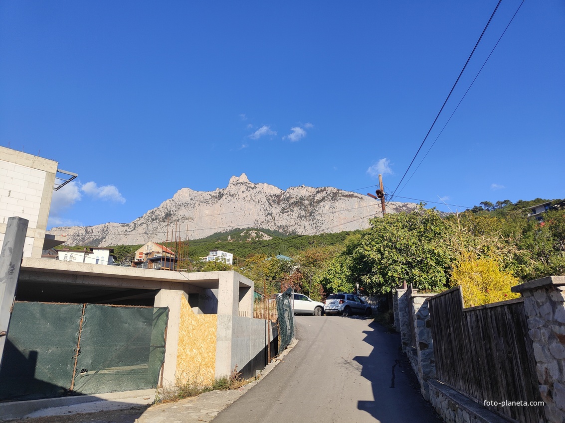 Вид на гору Ай-Петри с посёлка.