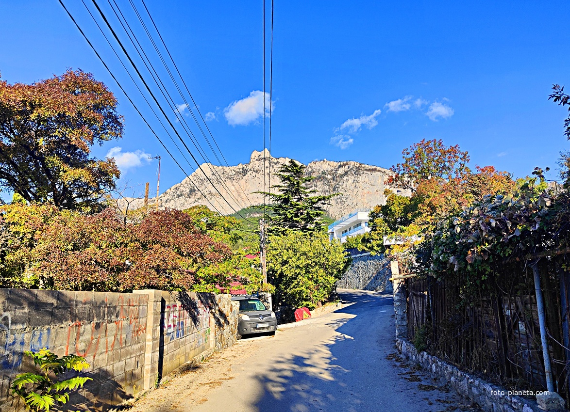 Вид на гору Ай-Петри с посёлка.