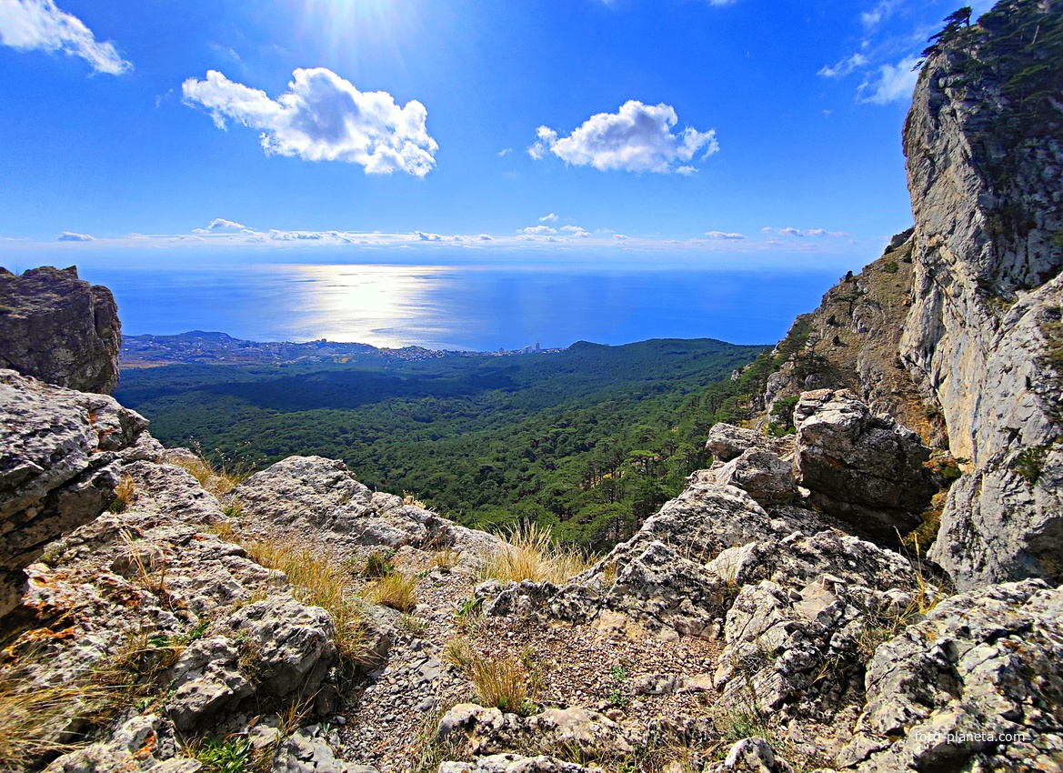 На Вороньей скале около Кореизской тропы (малом Ай-Петри, высотой 765м). Вид на часть побережья и черноморскую акваторию.