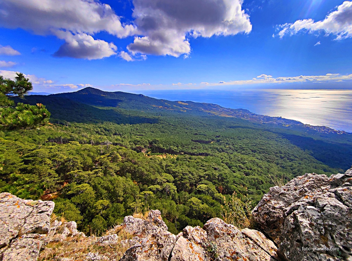 На Вороньей скале около Кореизской тропы (малом Ай-Петри, высотой 765м). Вид на часть побережья и черноморскую акваторию.