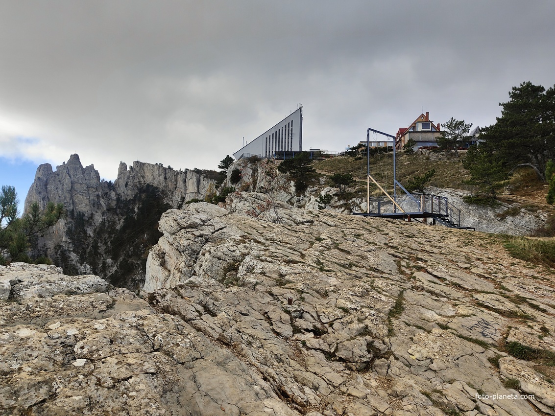 На вершине Ай-Петринского плато. В центре - верхняя станция канатной дороги