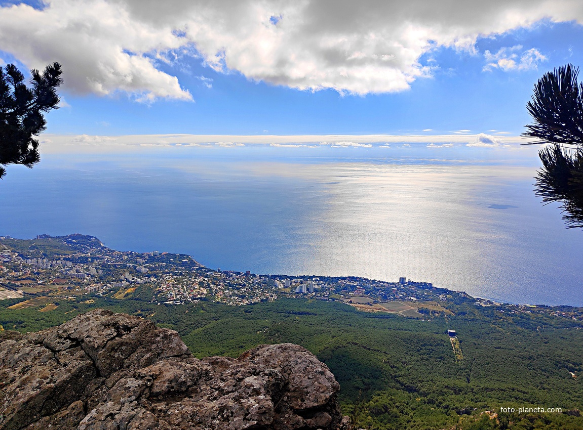 На вершине Ай-Петринской яйлы. Вид на побережье, застройку Гаспры, Кореиза и акваторию Чёрного моря,