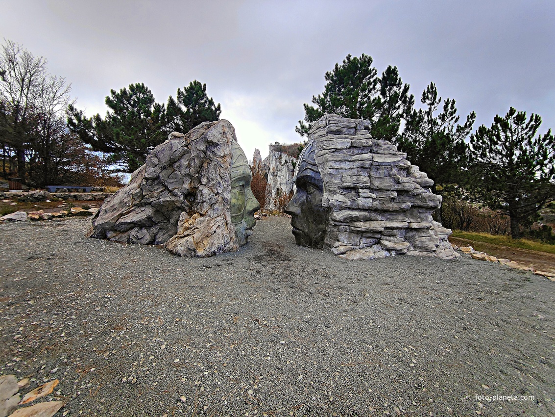 Арт-объект «Шёпот гор» на плато Ай-Петри, символизирующий единство горных вершин Крыма и Урала.