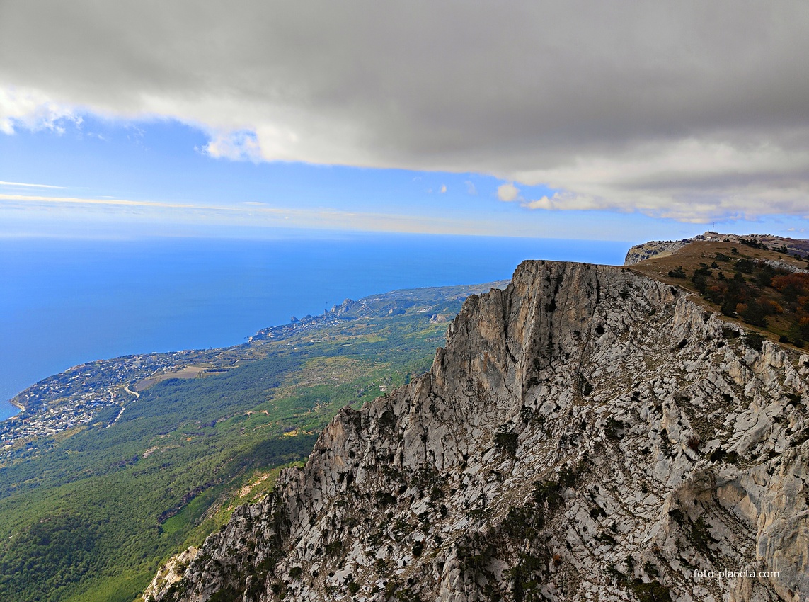 На вершине г. Ай-Петри. Вид на побережье, застройку Алупки, Симеиза и акваторию Чёрного моря.