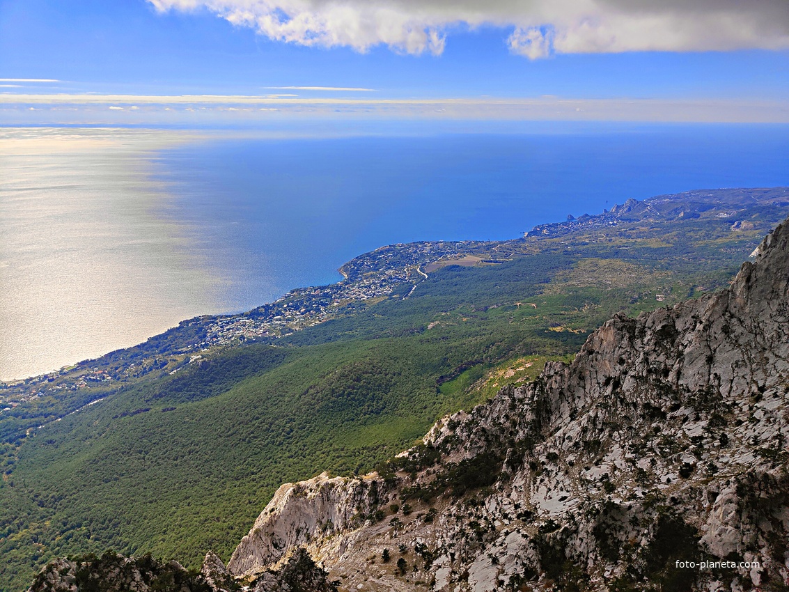 На вершине г. Ай-Петри. Вид на побережье, застройку Алупки, Симеиза и акваторию Чёрного моря.