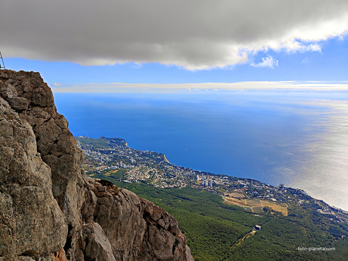 На вершине г. Ай-Петри. Вид на побережье, застройку Кореиза и акваторию Чёрного моря. Между застройкой и горой - нижняя станция канатной дороги "Сосновый Бор".