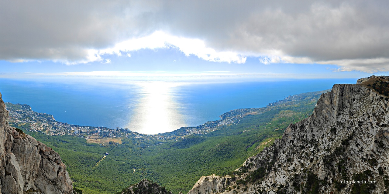 На вершине г. Ай-Петри. Вид на побережье, застройку Гаспры, Кореиза, Алупки, Симеиза и акваторию Чёрного моря. Внизу слева между застройкой и горой - нижняя станция канатной дороги "Сосновый Бор".