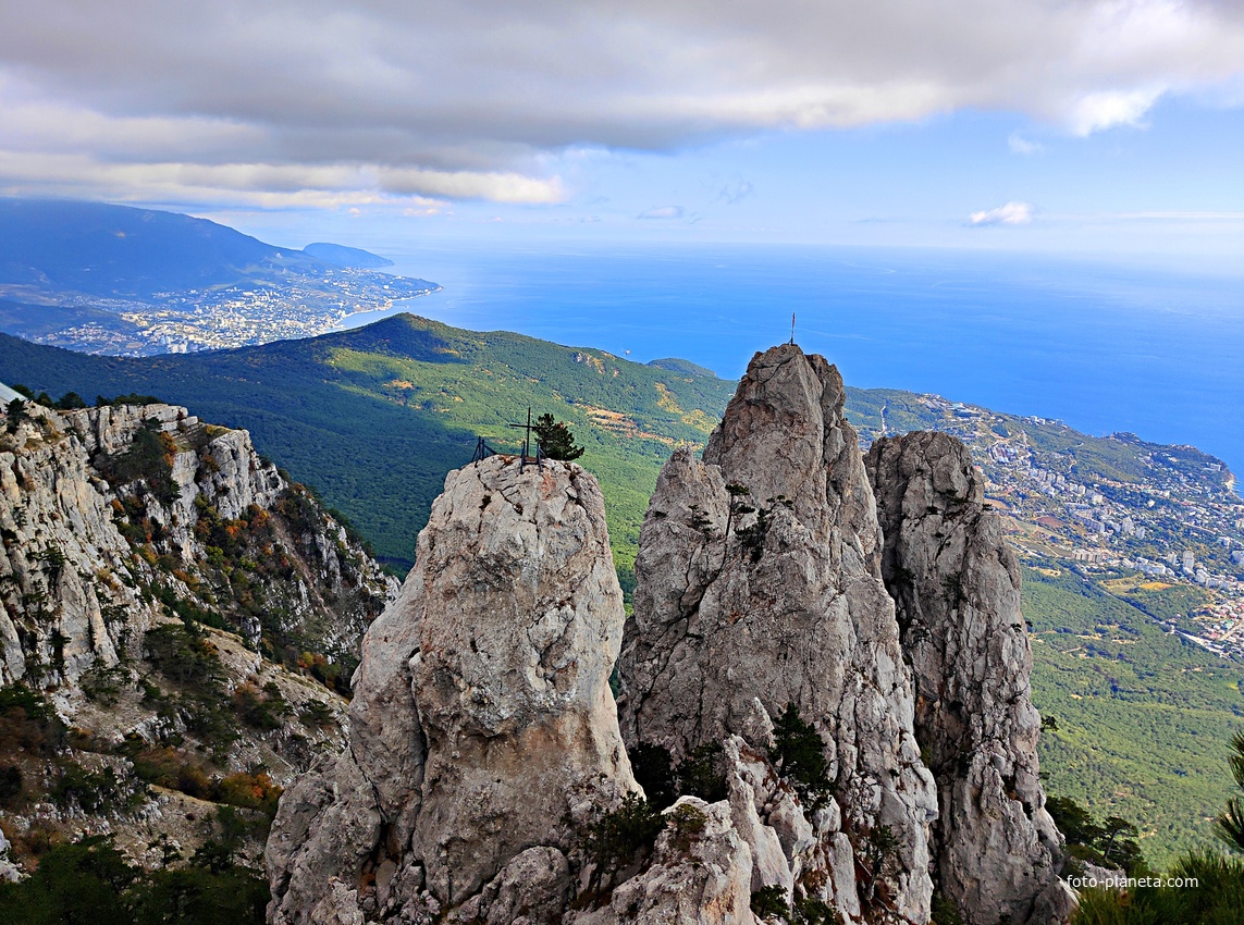 На вершине г. Ай-Петри. Вид на побережье и акваторию Чёрного моря. В центре -  зубцы Ай-Петри, за ними левее - зелёный конус г. Могаби..
