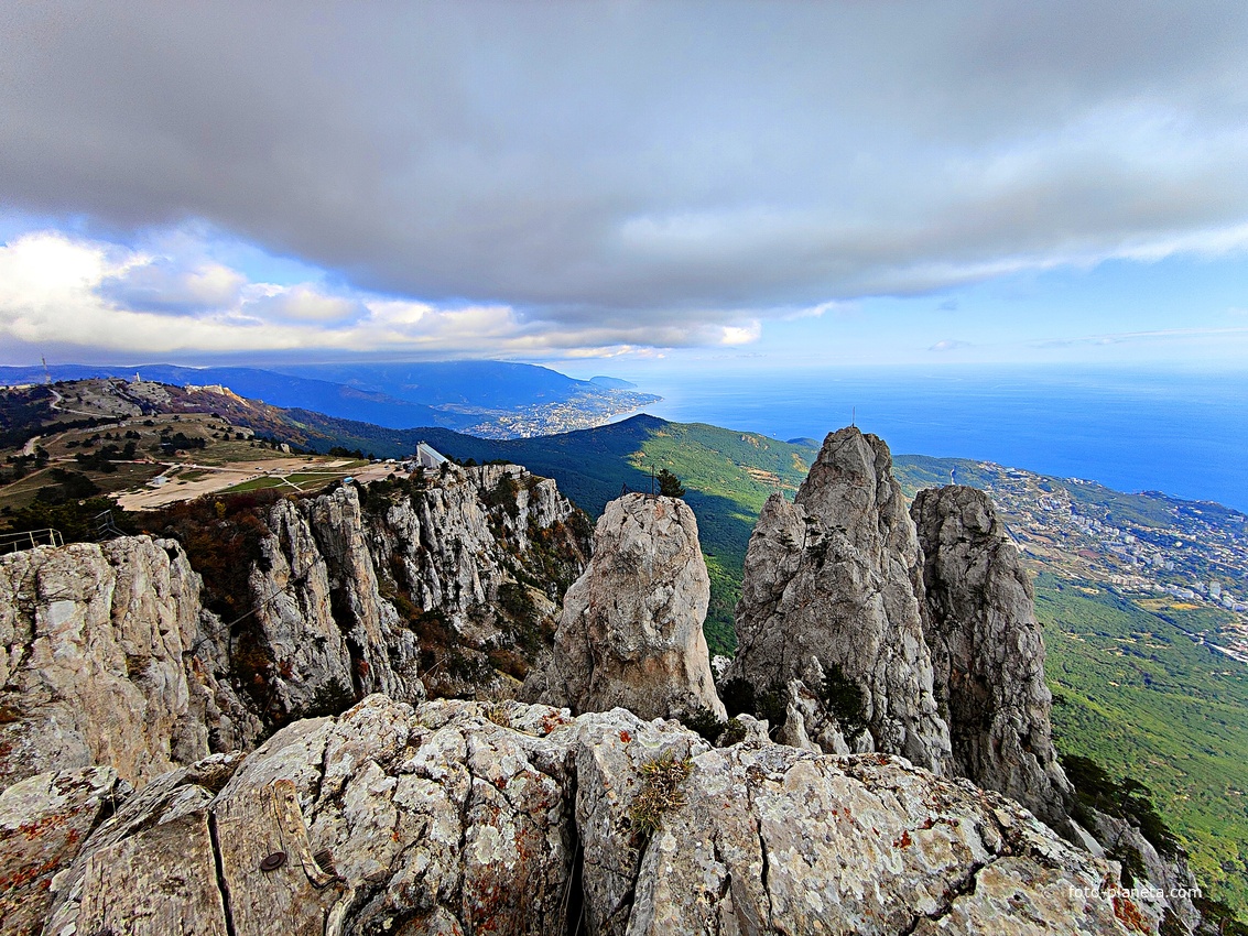 На вершине г. Ай-Петри. Вид на побережье и акваторию Чёрного моря. Справа -  зубцы Ай-Петри, за ними в центре - зелёный конус г. Могаби, слева - плато Ай-Петри.