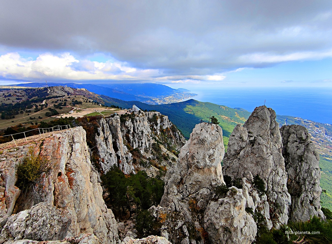 На вершине г. Ай-Петри. Вид на побережье и акваторию Чёрного моря. Справа -  зубцы Ай-Петри, за ними в центре - зелёный конус г. Могаби, слева - плато Ай-Петри.