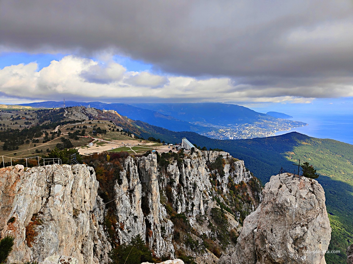 На вершине г. Ай-Петри. Вид на побережье и акваторию Чёрного моря. Справа -  один из зубцов Ай-Петри, за ним - зелёный конус г. Могаби, левее - верхняя станция канатной дороги на плато Ай-Петри.