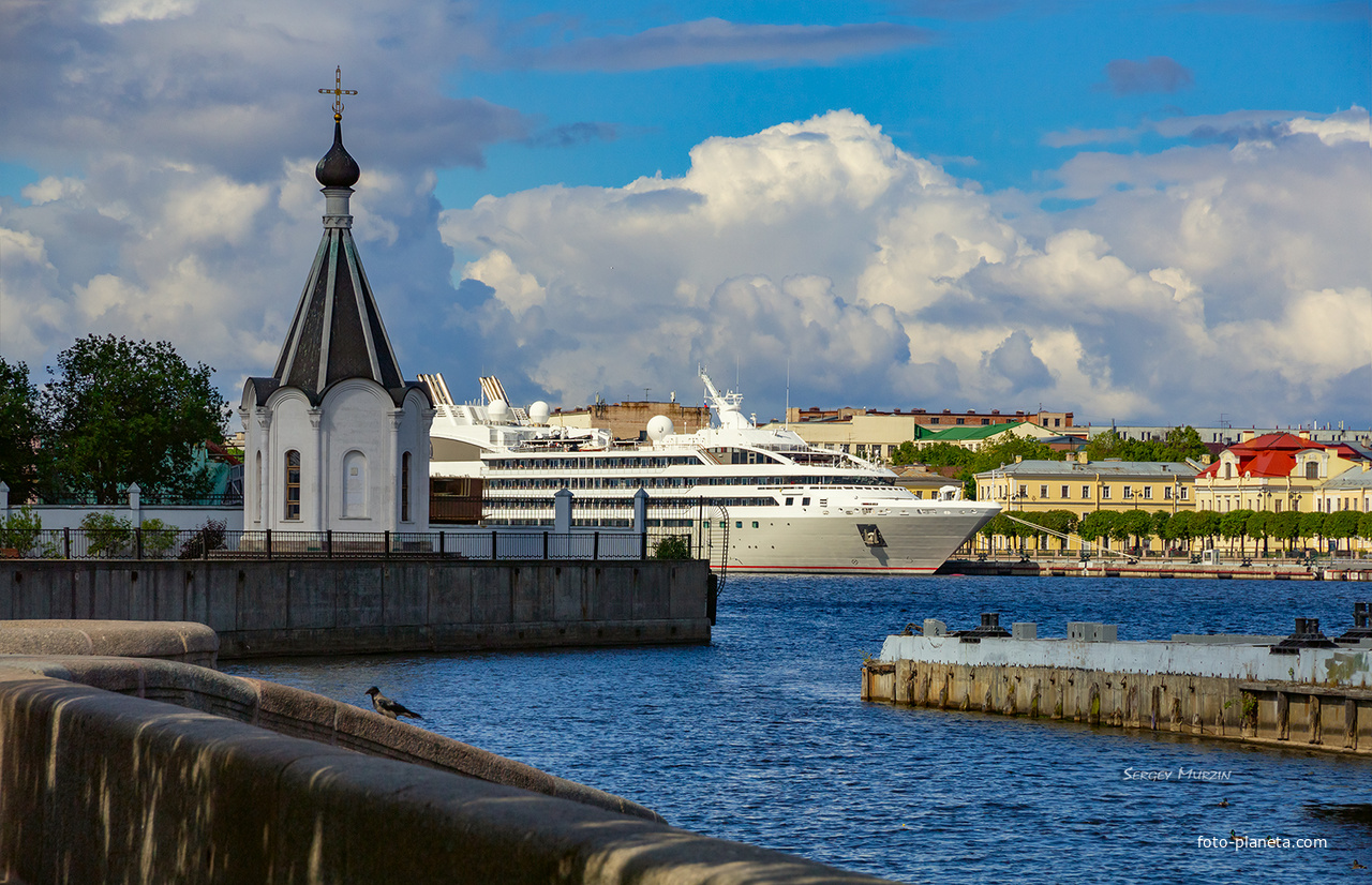 Санкт-Петербург. Английская набережная, Храм «Спас-на-Водах» (Церковь Спаса Преображения) в Санкт-Петербурге был возведен в 1911 году в память о моряках, погибших в Цусимском сражении (1905 г.)
