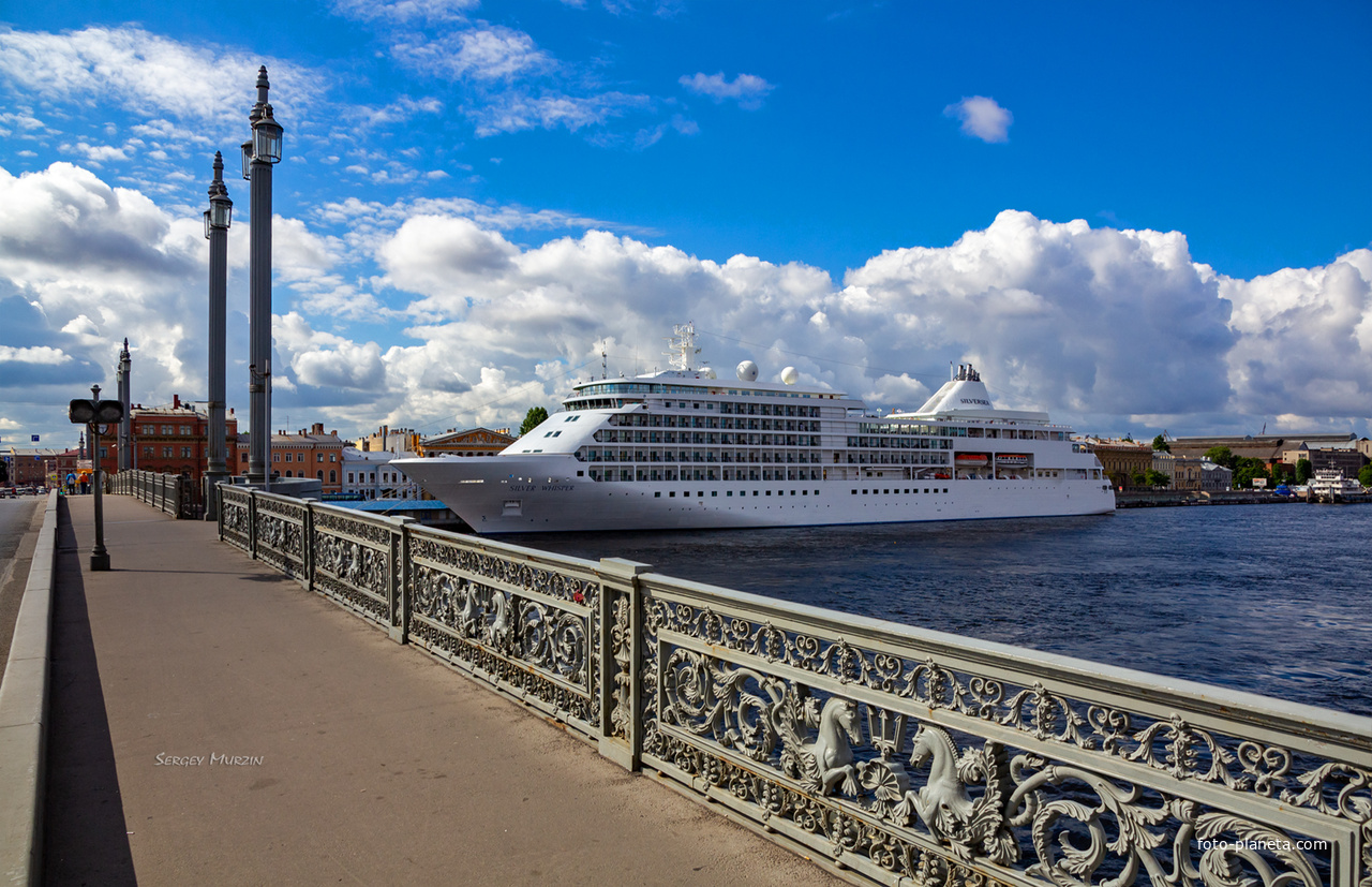 Санкт-Петербург. Пристань расположена на Английской набережной. ( Вид с Благовещенского моста )
