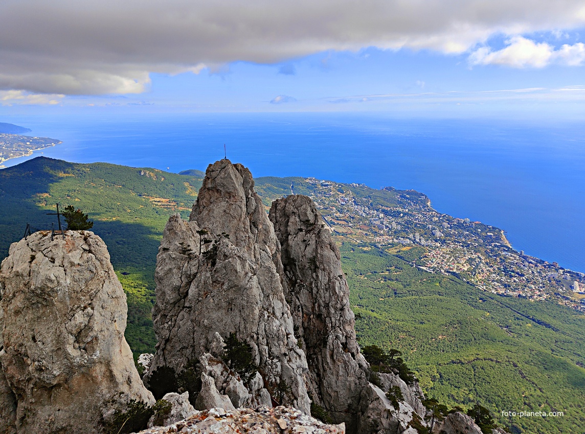 На вершине г. Ай-Петри. Вид на побережье, застройку Гаспры и Кореиза, акваторию Чёрного моря. Слева -  зубцы Ай-Петри, за ними - зелёный конус г. Могаби