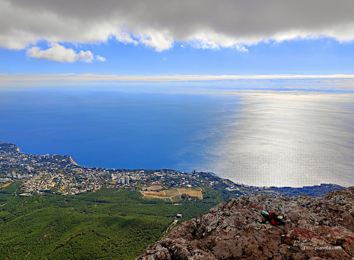 На вершине г. Ай-Петри. Вид на побережье, застройку Гаспры и Кореиза, акваторию Чёрного моря. Между застройкой и горой в центре - нижняя станция канатной дороги "Сосновый Бор".