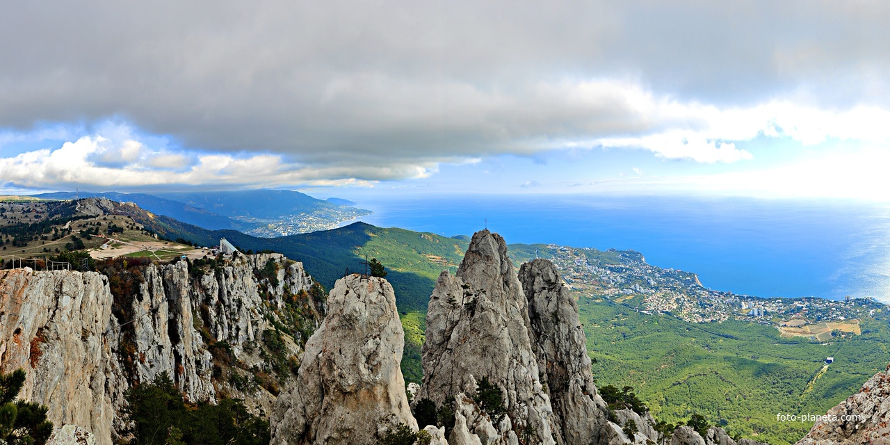 На вершине г. Ай-Петри. Вид на побережье, застройку Гаспры и Кореиза, акваторию Чёрного моря. В центре -  зубцы Ай-Петри, за ними - зелёный конус г. Могаби, слева - плато Ай-Петри.