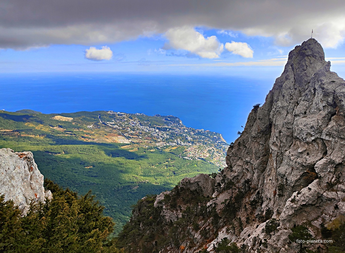 Плато Ай-Петри. Вид на побережье, застройку Гаспры и Кореиза, акваторию Чёрного моря. Справа -  один из зубцов г. Ай-Петри.