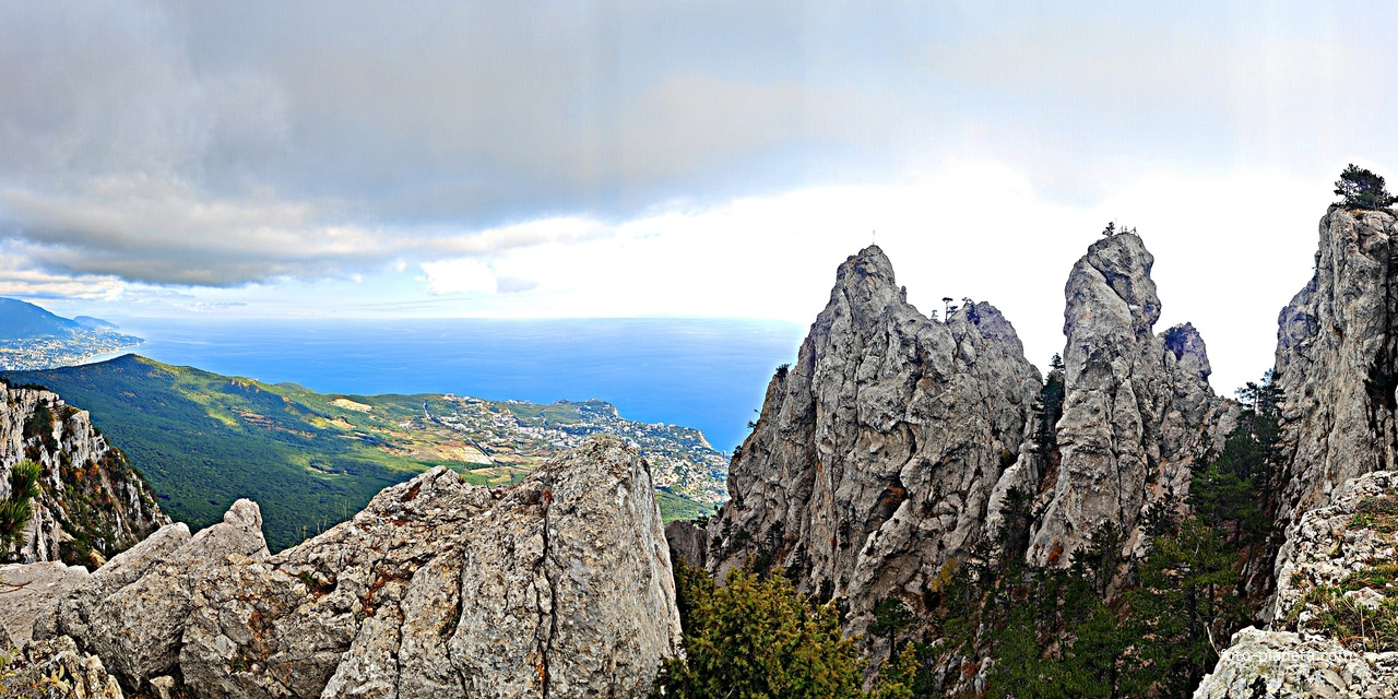 На вершине г. Ай-Петри. Вид на побережье, застройку Гаспры и Кореиза, акваторию Чёрного моря. Справа -  зубцы Ай-Петри, слева - плато Ай-Петри, за ним - зелёный конус г. Могаби, .