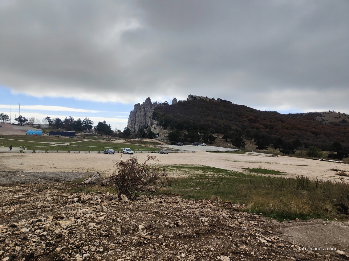 На вершине плато Ай-Петри. В центре - парковка, за ней - зубцы Ай-Петри и вершина горы.
