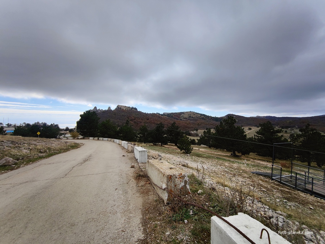На плато Ай-Петри. Дорога от горы Ай-Петри, слева от центра вершина и зубцы Ай-Петри.