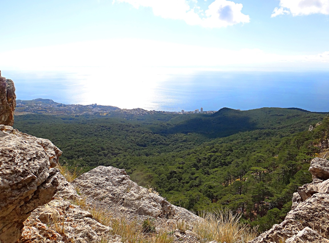 На Вороньей скале около Кореизской тропы (малом Ай-Петри, высотой 765м). Вид на часть побережья и черноморскую акваторию.