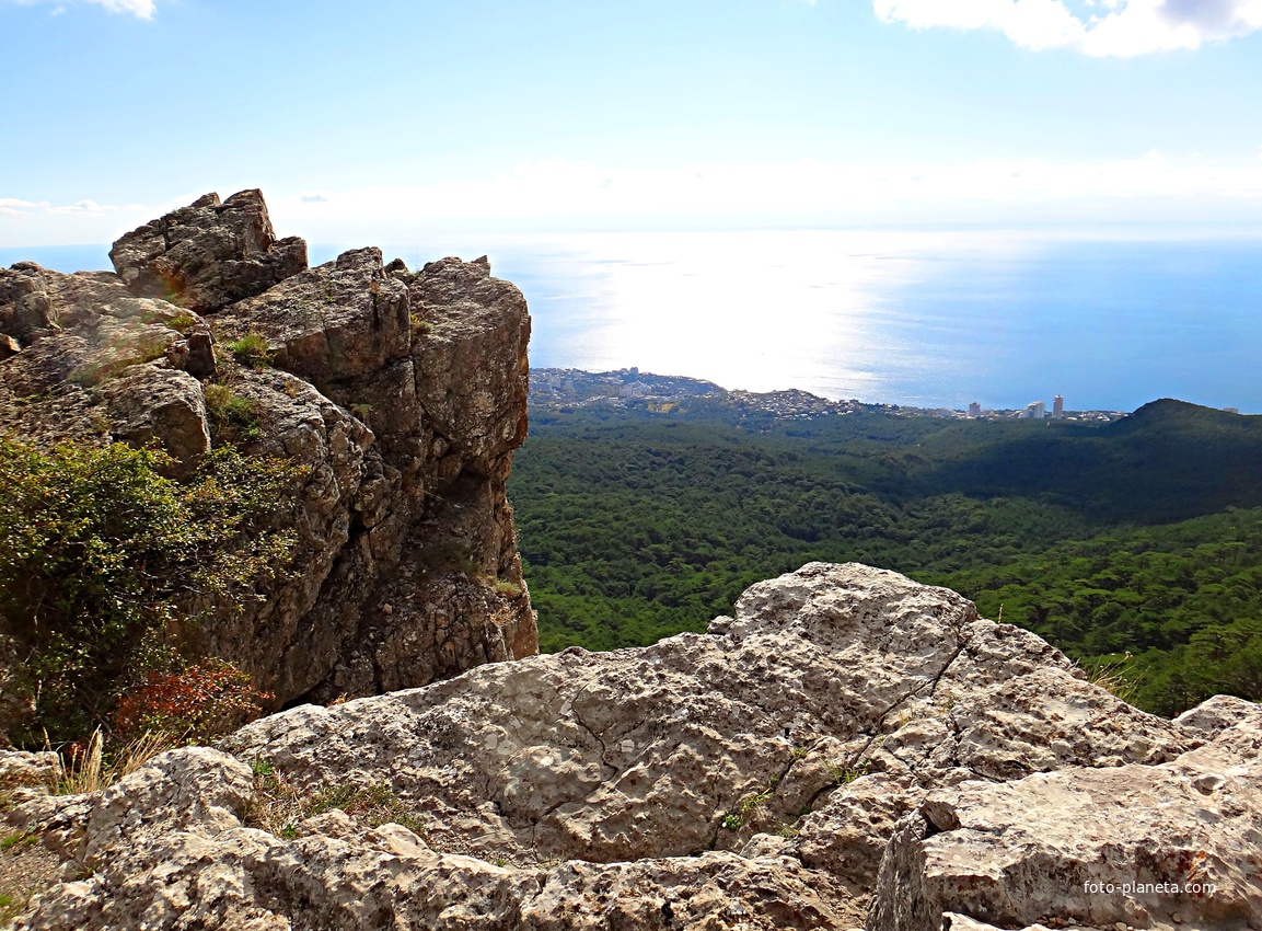 На Вороньей скале около Кореизской тропы (малом Ай-Петри, высотой 765м). Вид на часть побережья и черноморскую акваторию.