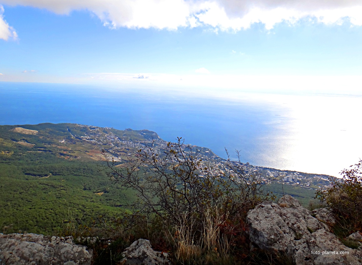 Вид с Кореизской тропы на обрыве перед вершиной Ай-Петринской яйлы на побережье с застройкой Гаспры и Кореиза и акваторию Чёрного моря.