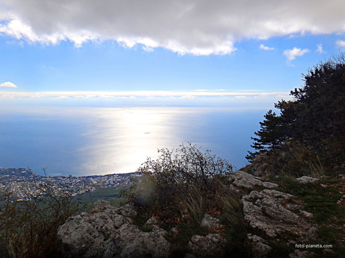 Вид с Кореизской тропы на обрыве перед вершиной Ай-Петринской яйлы на побережье с застройкой Кореиза и акваторию Чёрного моря.