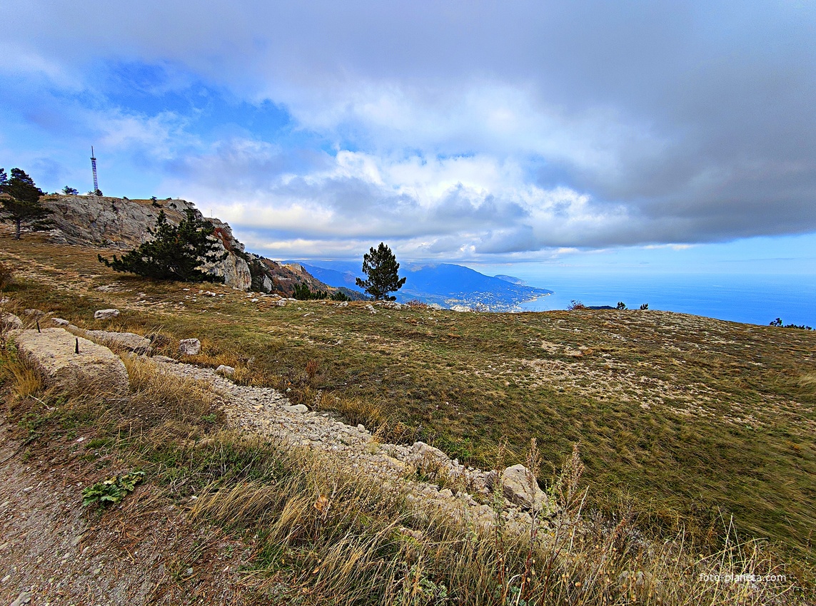 На плато Ай-Петри. Вдоль дороги от горы Ай-Петри к посёлку Охотничье.