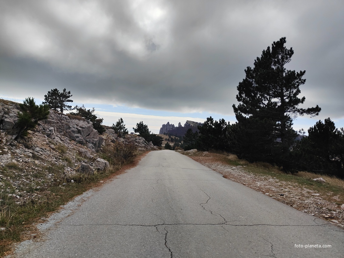 На плато Ай-Петри. Дорога от горы Ай-Петри к посёлку Охотничье. Вдали - вершина и зубцы Ай-Петри.