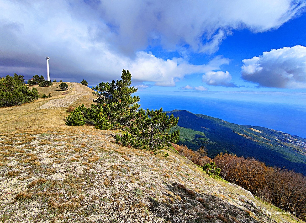 Ай-Петринская яйла вдоль дороги к пос. Охотничье. Впереди - построенный, но не запущенный ветряк без лопастей. Их пытались установить, но кран в процессе монтажа 2012-2013гг. опрокинулся и проект свернули, ветряк забросили.