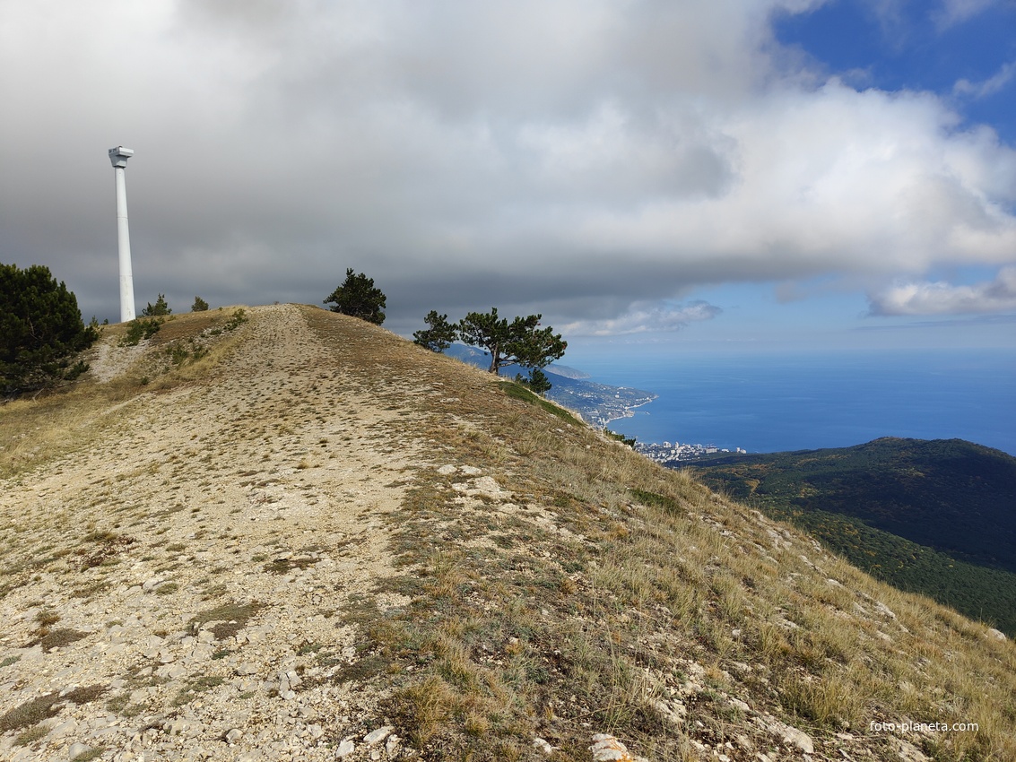 Ай-Петринская яйла вдоль дороги к пос. Охотничье. Впереди - построенный, но не запущенный ветряк без лопастей. Их пытались установить, но кран в процессе монтажа 2012-2013гг. опрокинулся и проект свернули, ветряк забросили.