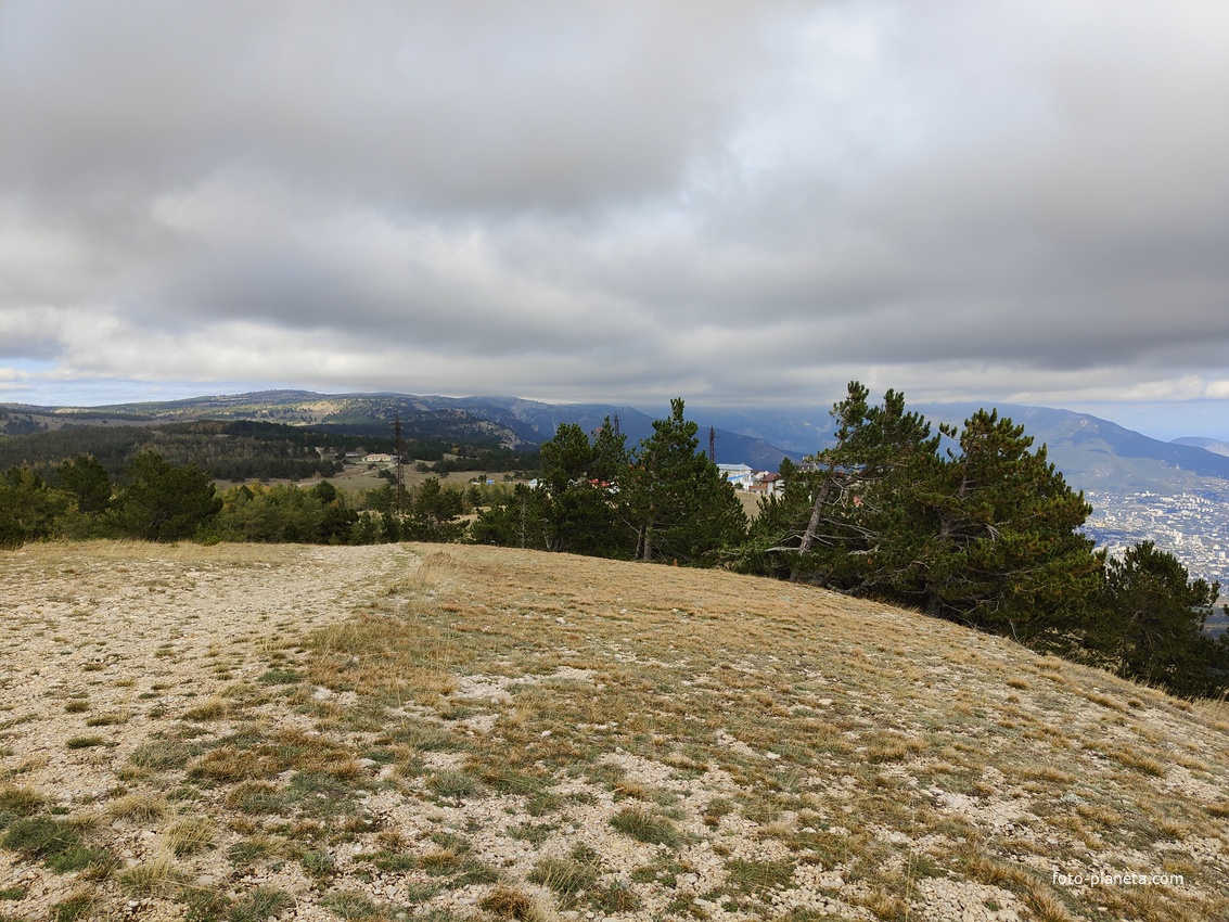 Ай-Петринская яйла вдоль дороги к пос. Охотничье. Вид на  черноморскую акваторию и побережье с застройкой Ялты (справа),