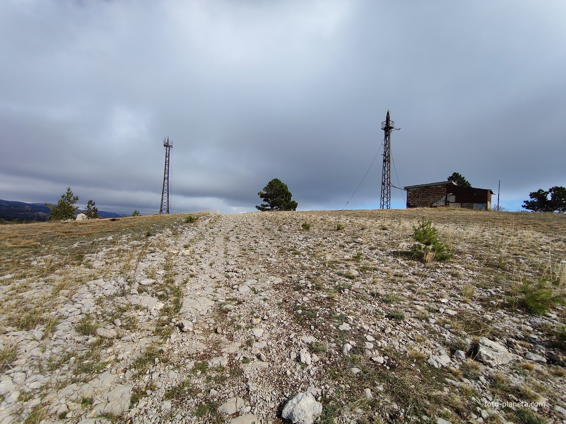 Ай-Петринская яйла. Старые советские вышки на окраине пос. Охотничье, слева - заброшенная, справа - для ведомственной связи..