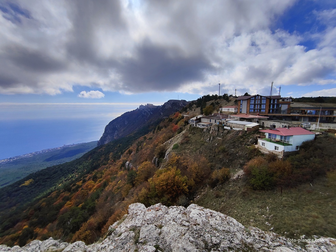 Вид со смотровой площадки скалы Шишко на застройку посёлка у обрыва южного склона Ай-Петринской яйлы. Внизу - черноморская акватория и побережье с застройкой Кореиза.