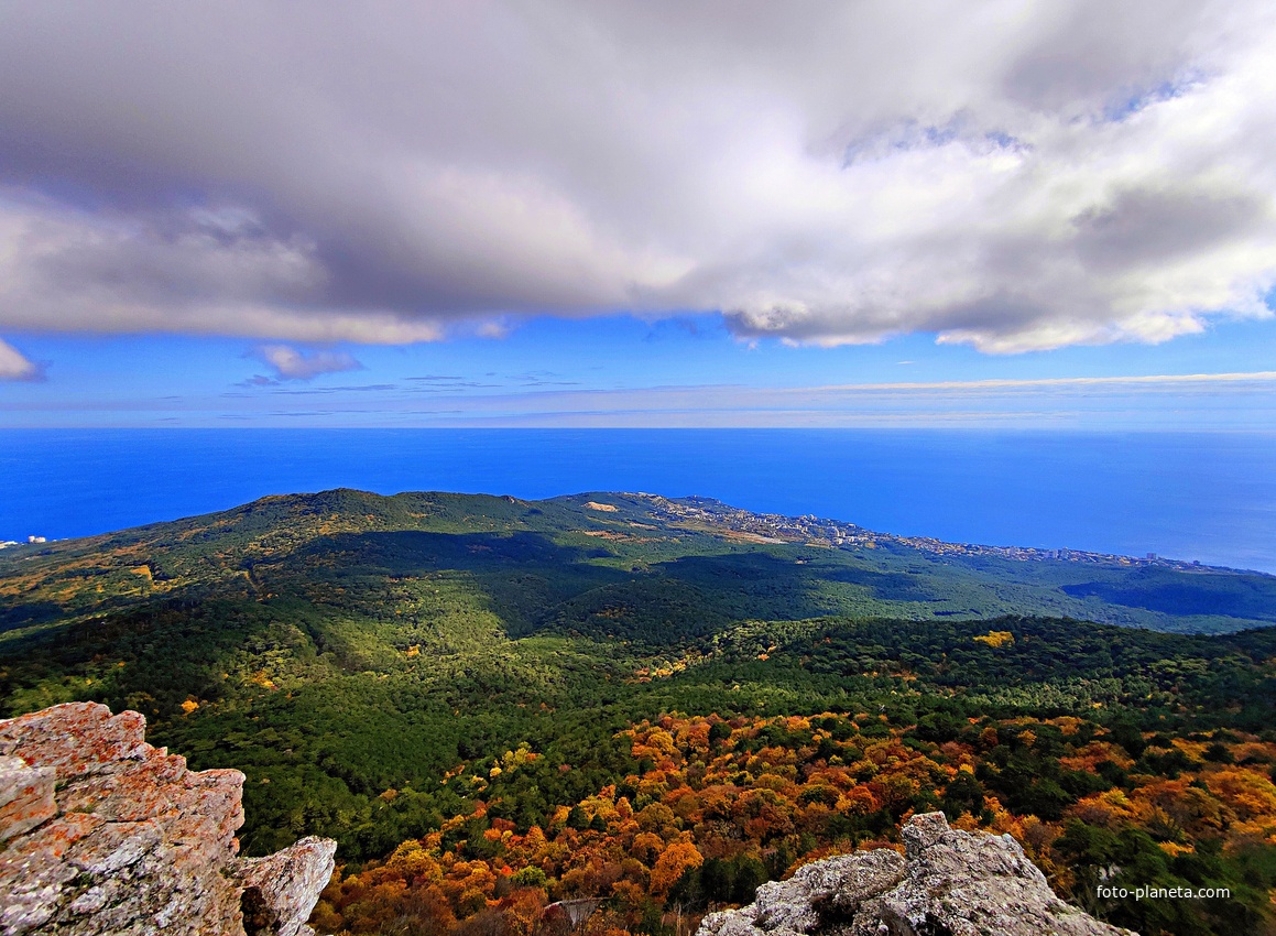 Вид со смотровой площадки скалы Шишко на южный склон Ай-Петринской яйлы. Внизу - черноморская акватория и побережье с застройкой Гаспры и Кореиза. Слева от центра - г. Могаби.