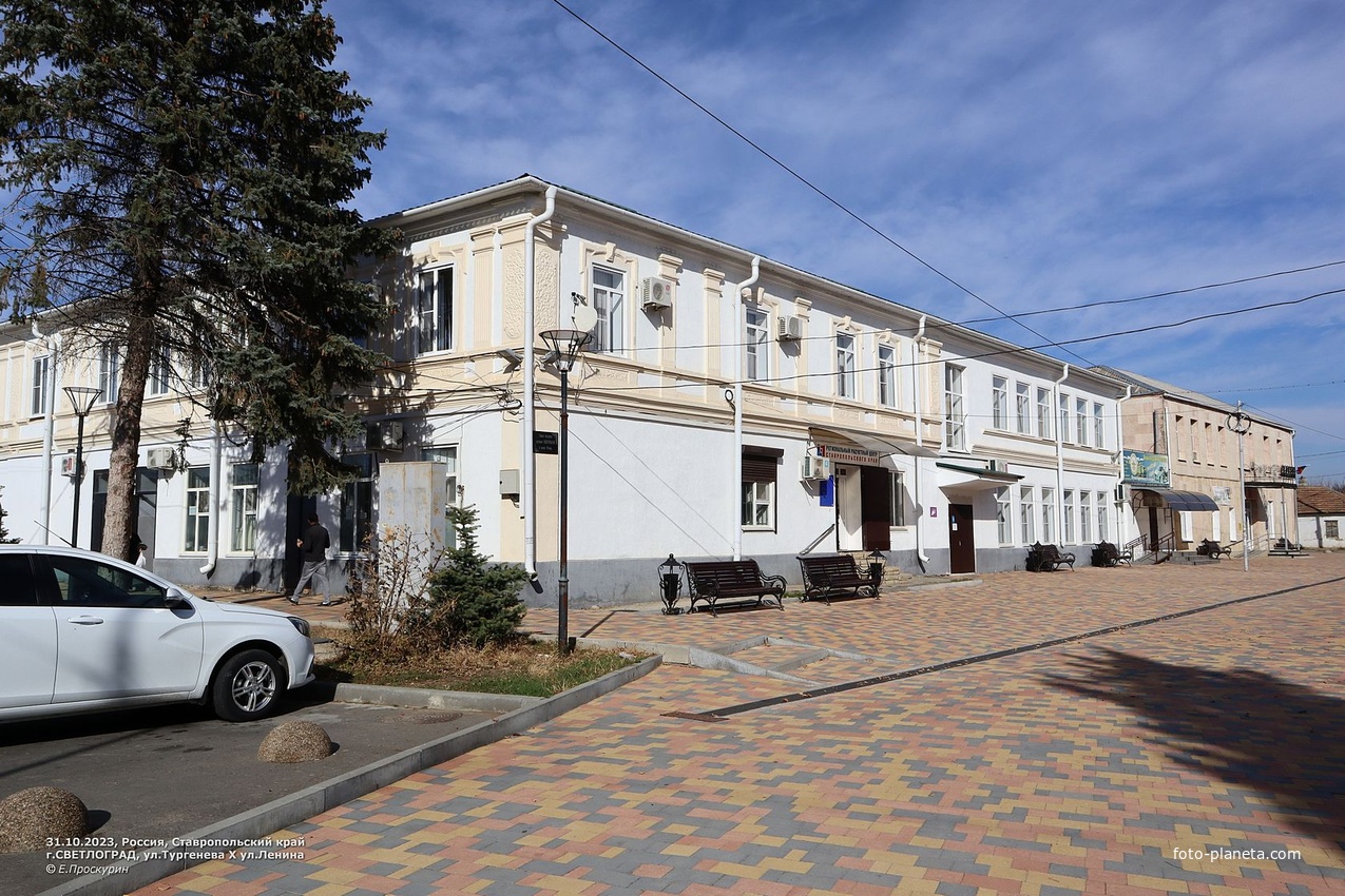На пересечении ул.Тургенева (уходит направо в кадре) и ул.Ленина (уходит в кадре налево).