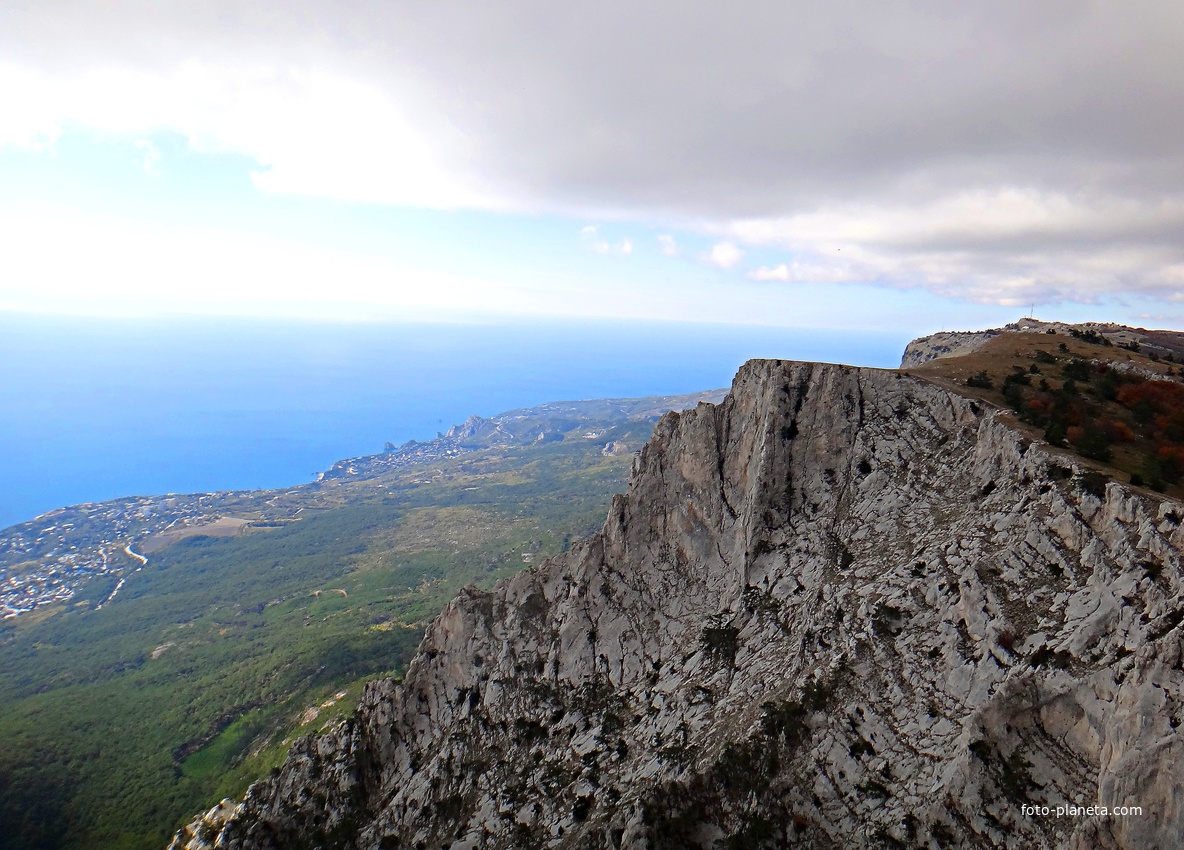 На вершине г. Ай-Петри. Вид на побережье, застройку Алупки, Симеиза и акваторию Чёрного моря.