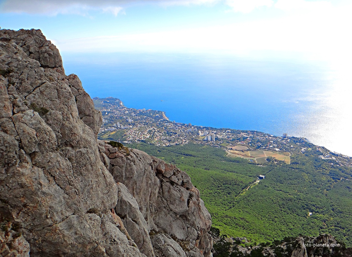 На вершине г. Ай-Петри. Вид на побережье, застройку Кореиза и акваторию Чёрного моря. Между застройкой и горой - нижняя станция канатной дороги "Сосновый Бор".