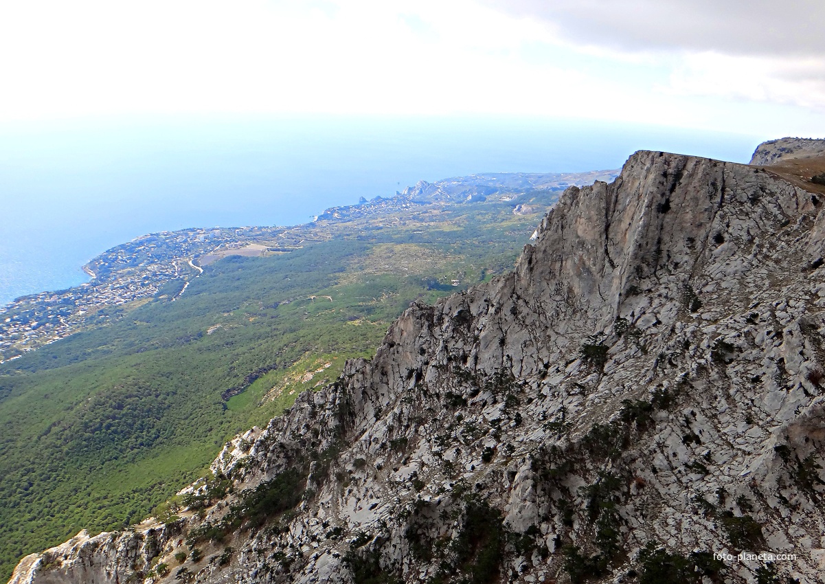 На вершине г. Ай-Петри. Вид на побережье, застройку Алупки, Симеиза и акваторию Чёрного моря.