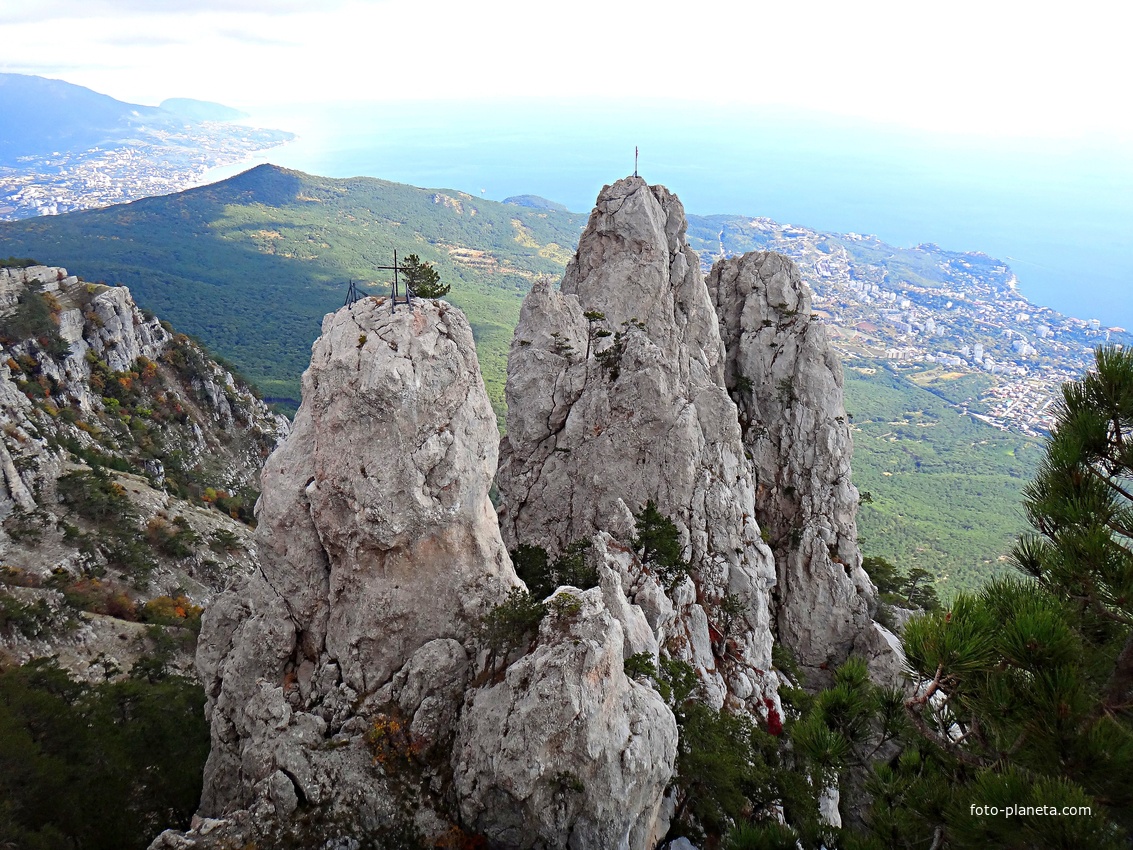 На вершине г. Ай-Петри. Вид на побережье, застройку Гаспры, Кореиза и акваторию Чёрного моря. В центре -  зубцы Ай-Петри, за ними левее - зелёный конус г. Могаби, за ним -застройка Ялты.