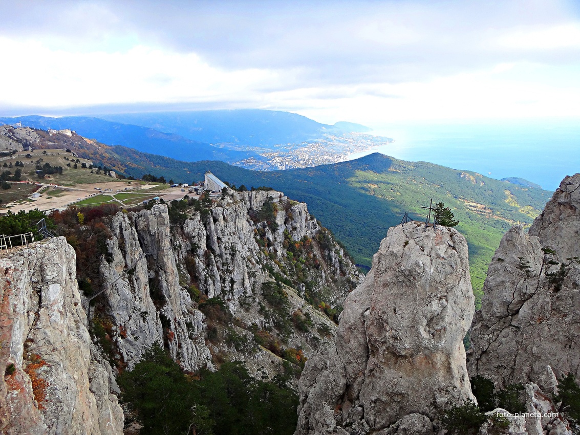 На вершине г. Ай-Петри. Вид на побережье и акваторию Чёрного моря. Справа -  зубцы Ай-Петри, за ними в центре - зелёный конус г. Могаби, слева - плато Ай-Петри.