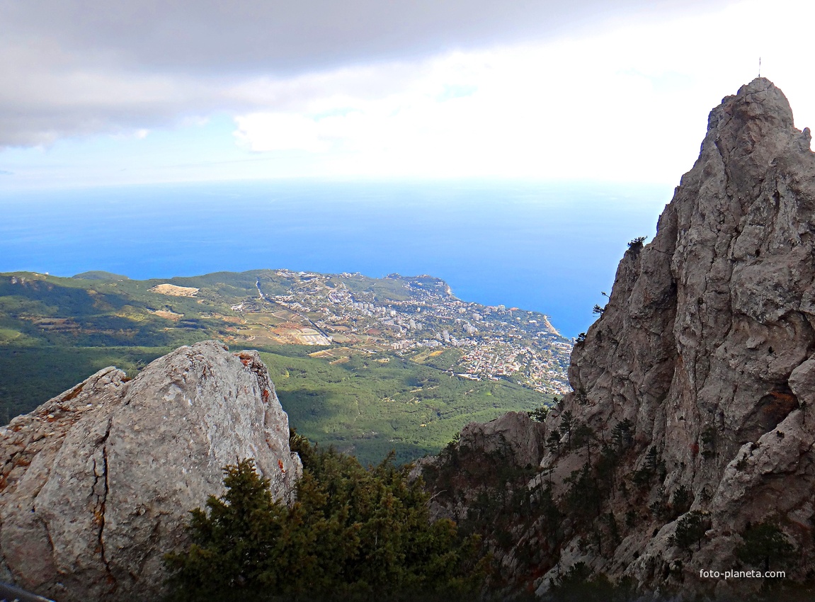 Плато Ай-Петри. Вид на побережье, застройку Гаспры и Кореиза, акваторию Чёрного моря. Справа -  скальный массив с одним из зубцов горы Ай-Петри.