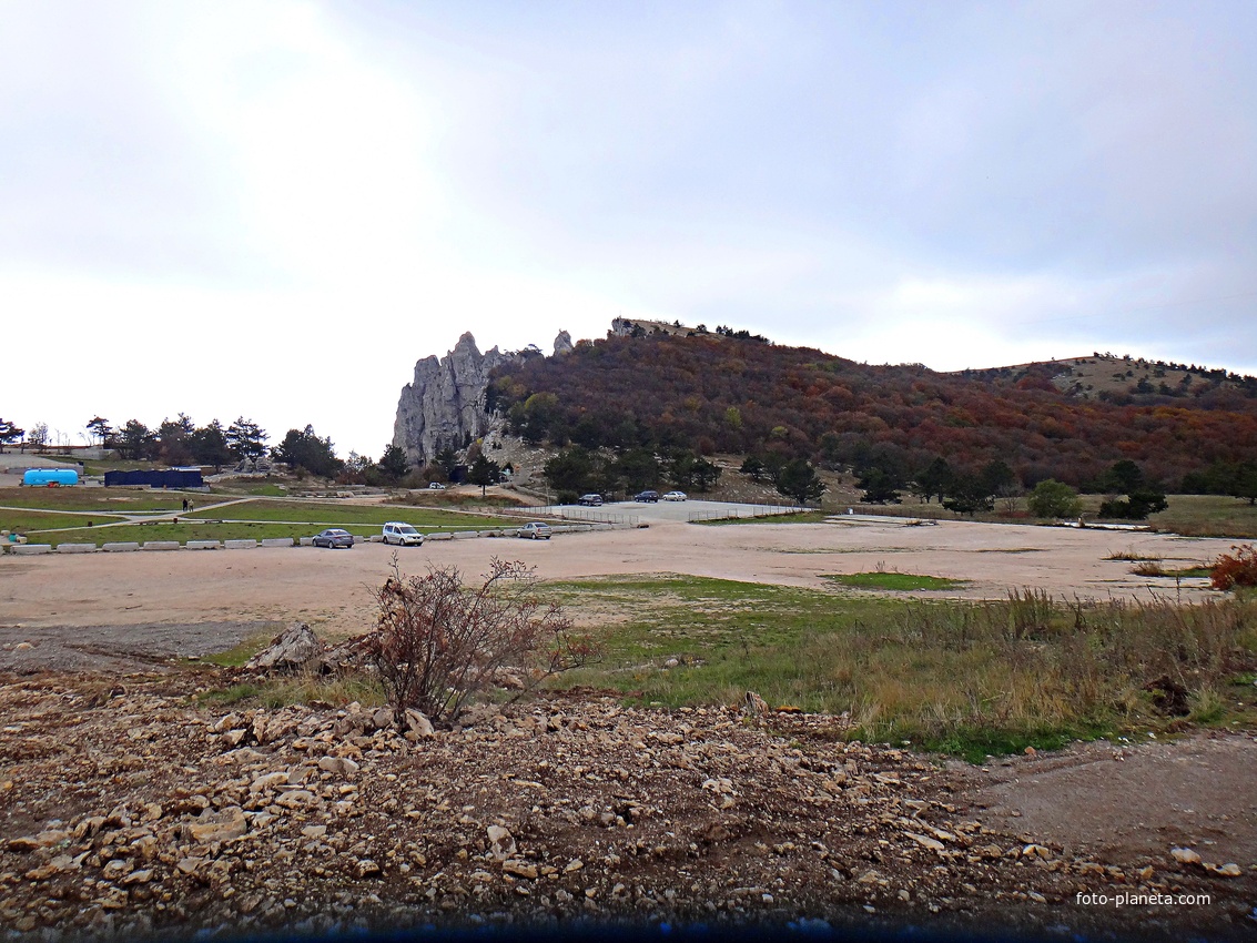 На вершине плато Ай-Петри. В центре - парковка, за ней - зубцы Ай-Петри и вершина горы.