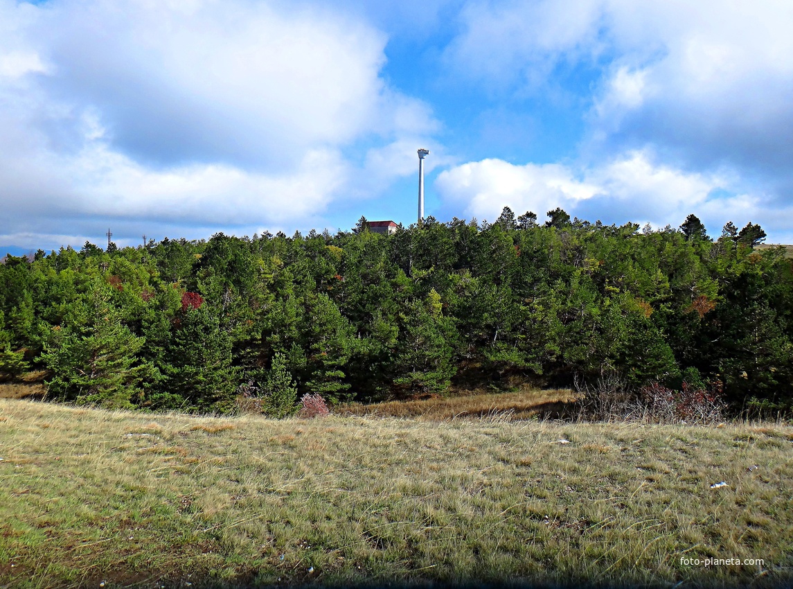 На Ай-Петринской яйле вдоль дороги к пос. Охотничье. Впереди - построенный, но не запущенный ветряк без лопастей. Их пытались установить, но кран в процессе монтажа 2012-2013гг. опрокинулся и проект свернули, ветряк забросили.