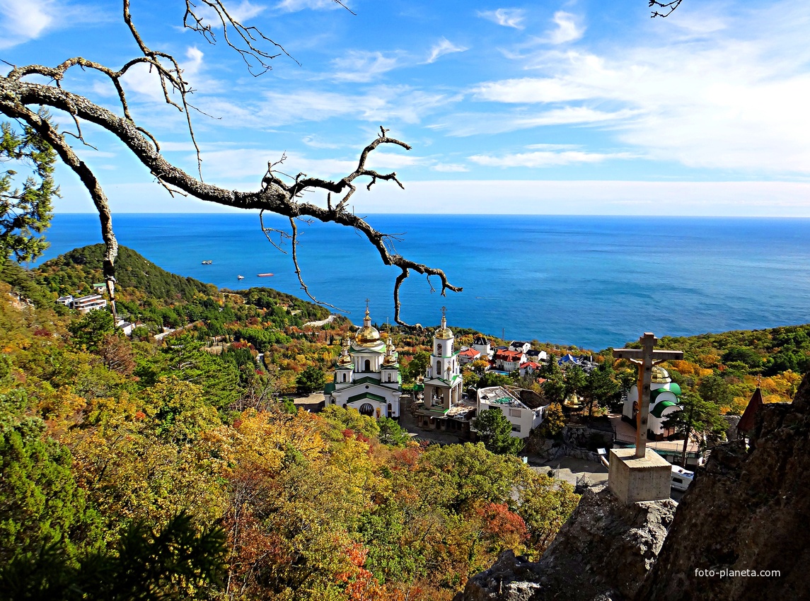 Храмовый комплекс Архистратига Божия Михаила над посёлком Ореанда, у подножия горы Ай-Никола. Вид с Курчатовской тропы. Рядом на скале Крест с Распятием.