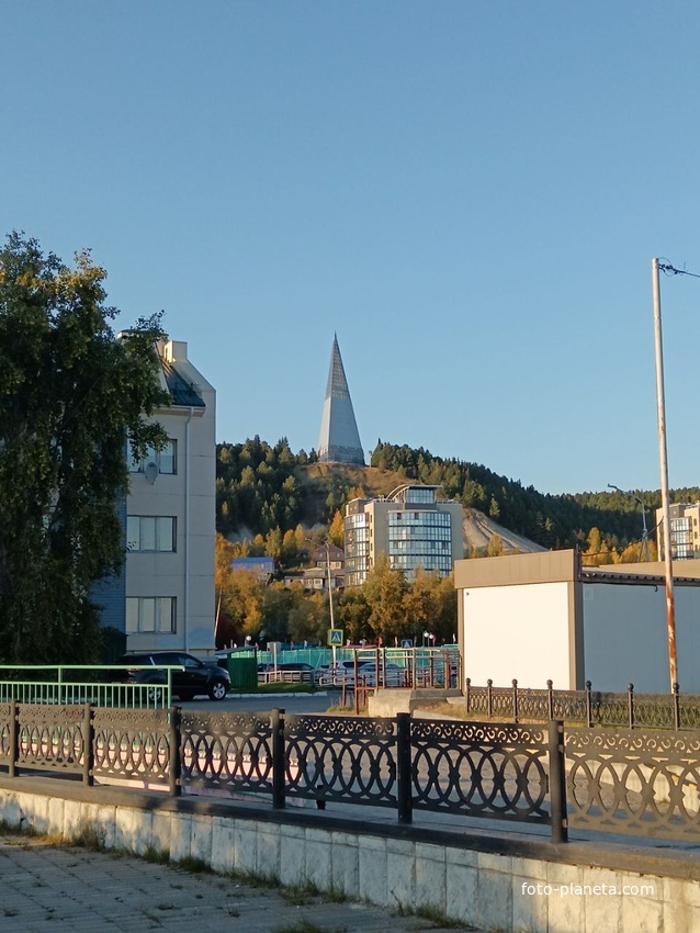 Памятник Первооткрывателям земли Югорской